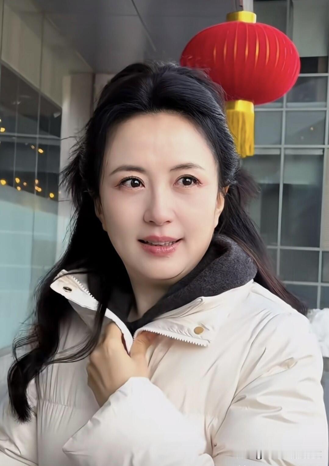 她真的太美了，跟许晴、俞飞鸿是同一级别的美女，是矜持端庄的美，丰满圆润，美的有仙