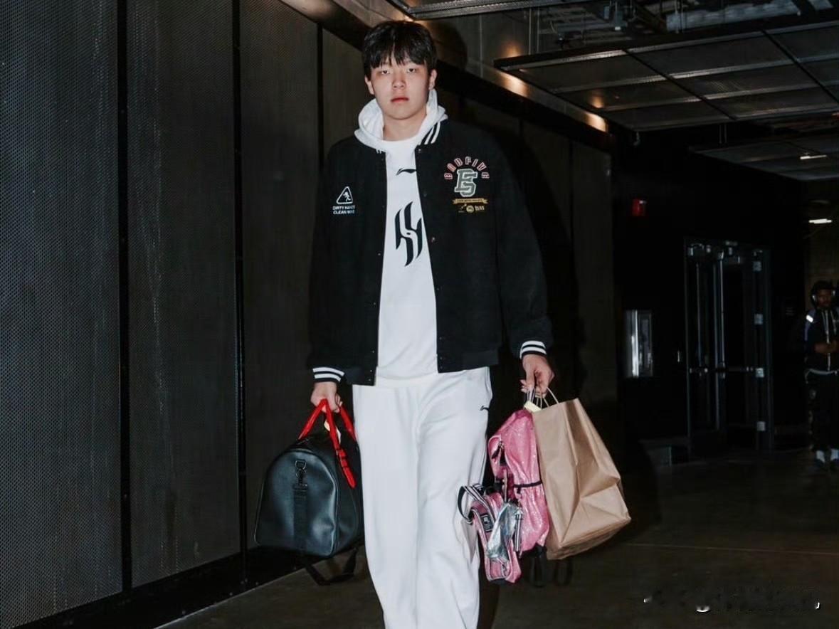 对于一位初登NBA舞台的年轻球员来说，每场比赛仅有不到5分钟的碎片化登场时间，想