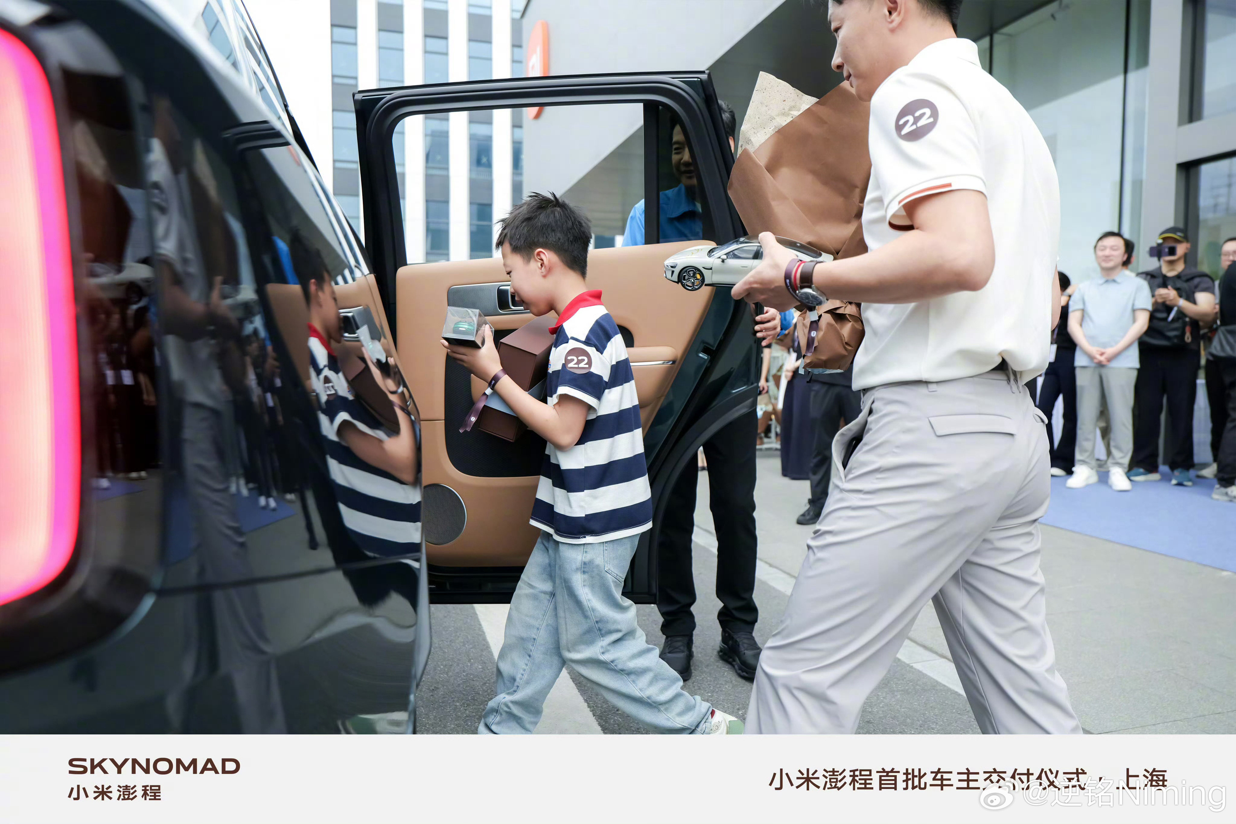 雷军为上海澎程车主交车在昨天为徐州车主亲自交付首批澎程之后，今天上午雷总又到了上