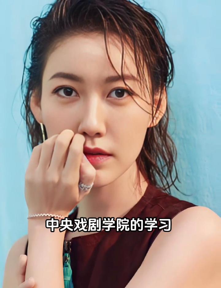 她着实漂亮，生于1982年的北京，中央戏剧学院的学习让她拥有了扎实的表演功底。多