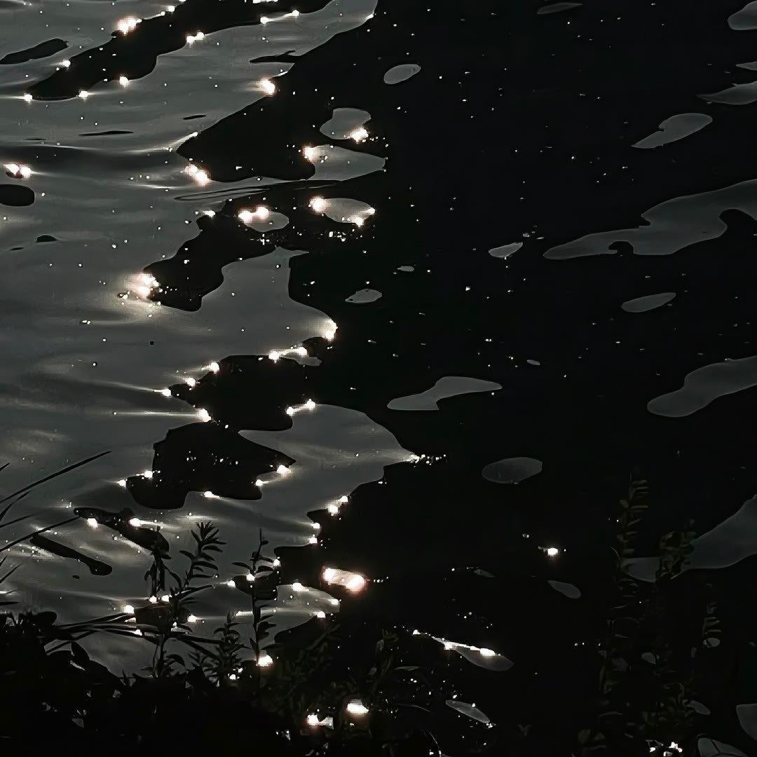 你的名字写在纸上便是最深情的命题，笔墨贫瘠却因你而细腻 