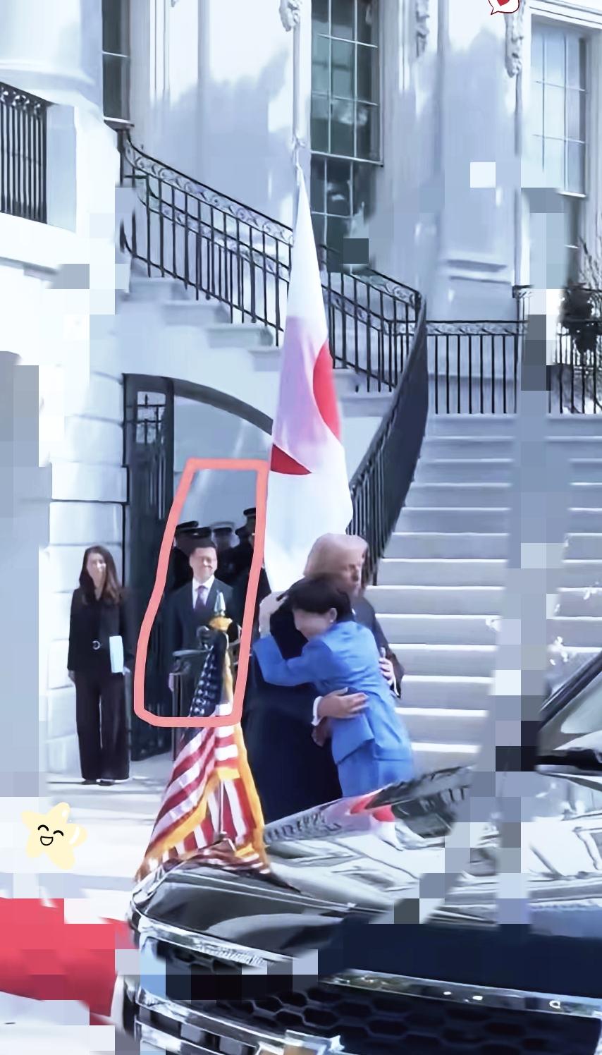 大家有没有注意到这个名场面，高市早苗主动上前和特朗普热情相拥，身后的日本翻译全程