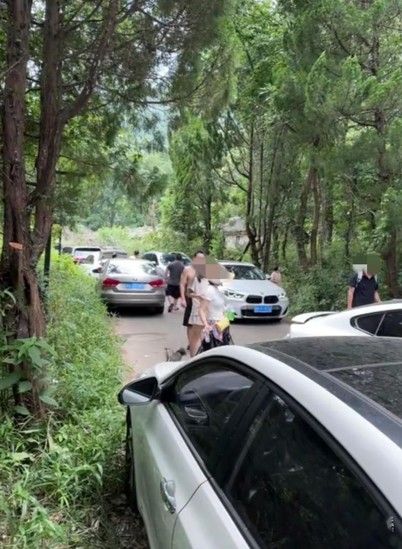 宁波网红溯溪地避暑变堵车现场网友吐槽： 高墙门玩水半小时就被劝退，堵车比玩水时间