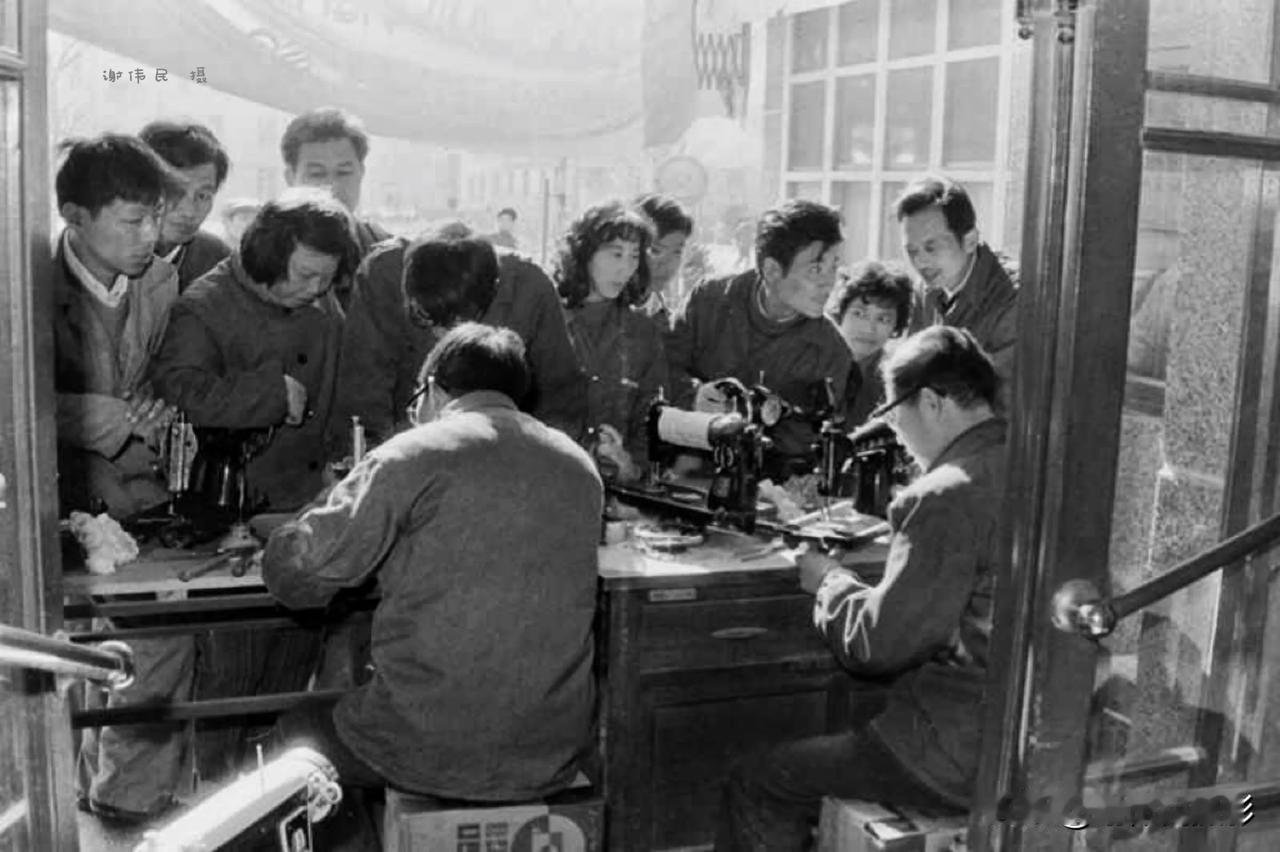 1983年12月3日，上海缝纫机一厂技术服务队来到沪上的金山县城，为当地顾客修理