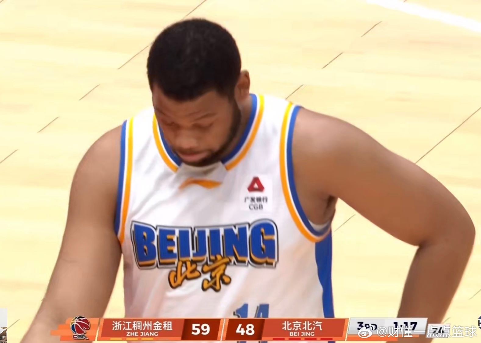 赵睿缺阵太致命！北京三节落后14分，今晚要爆大冷？赵睿热身拉伤缺阵，北京男篮直接