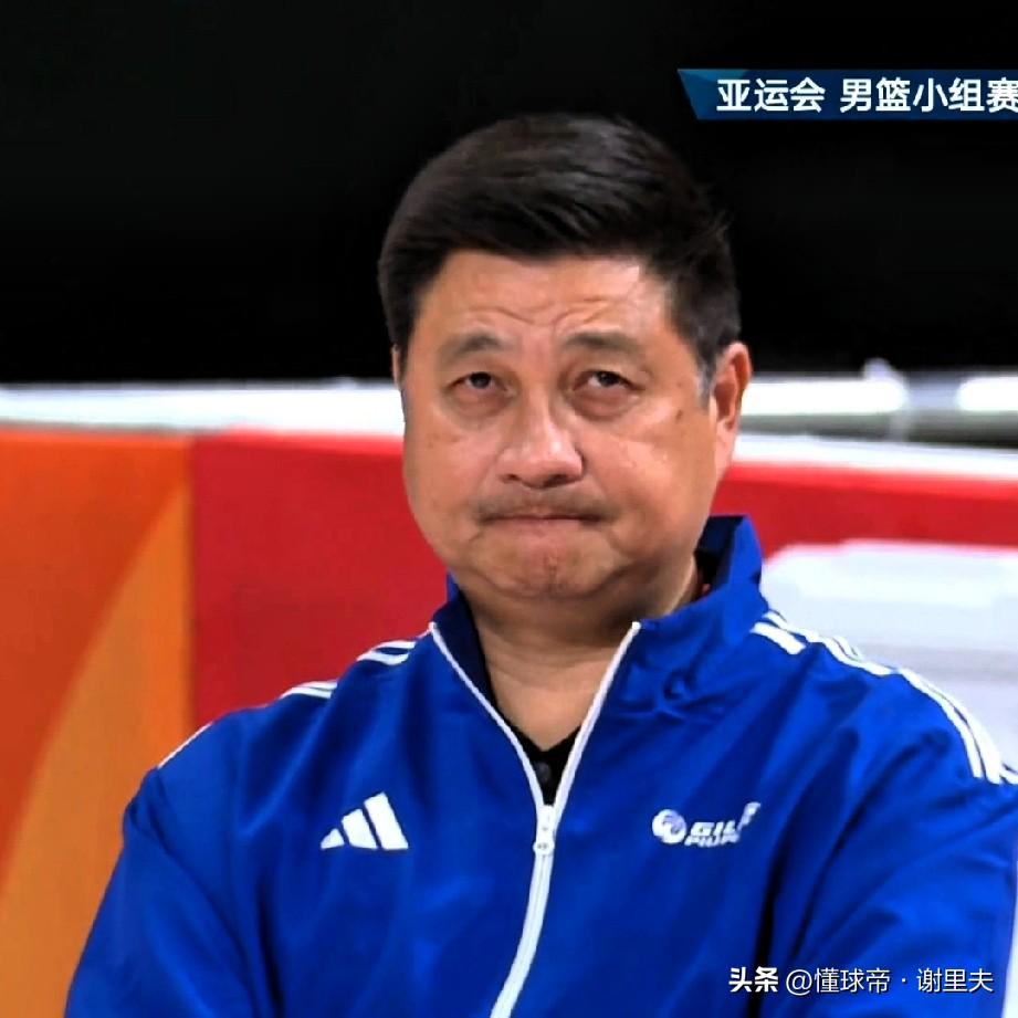 菲律宾主帅不忍直视！表情复杂，内线被中国队吊打，无力还击，只能依靠局部小配合零打