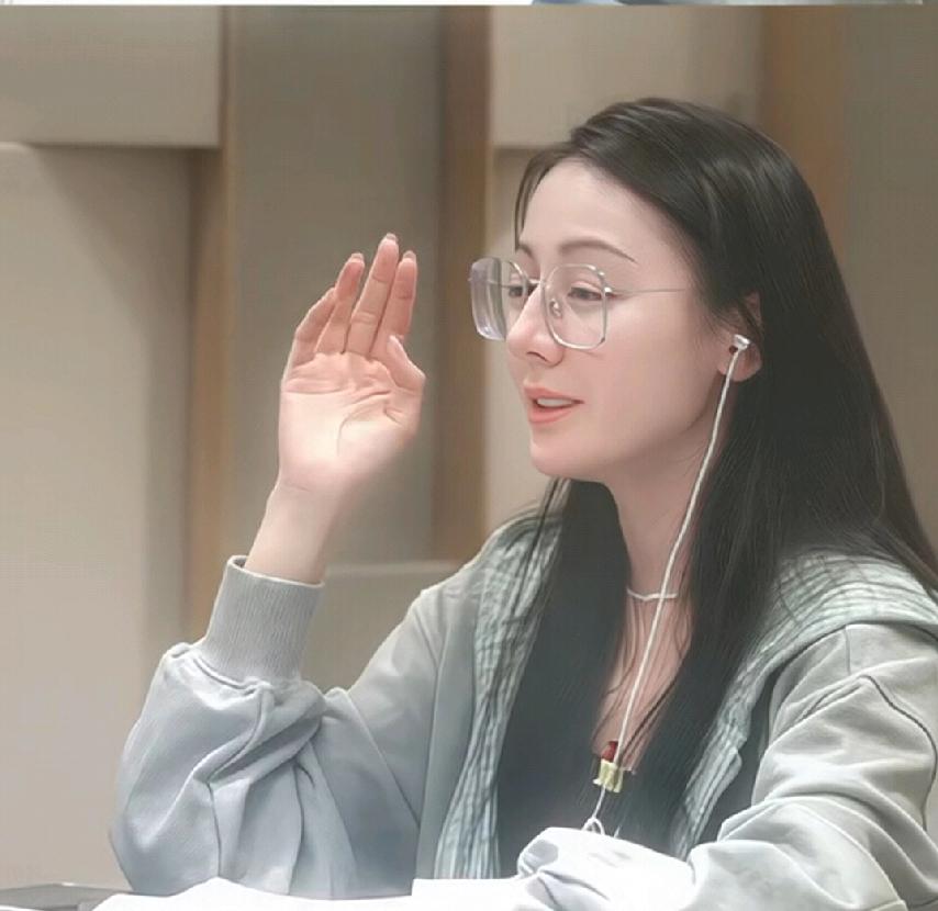 迪丽热巴居然是高度近视。
在后台准备台词的时候，她素颜还会戴上眼镜，听说迪丽热巴