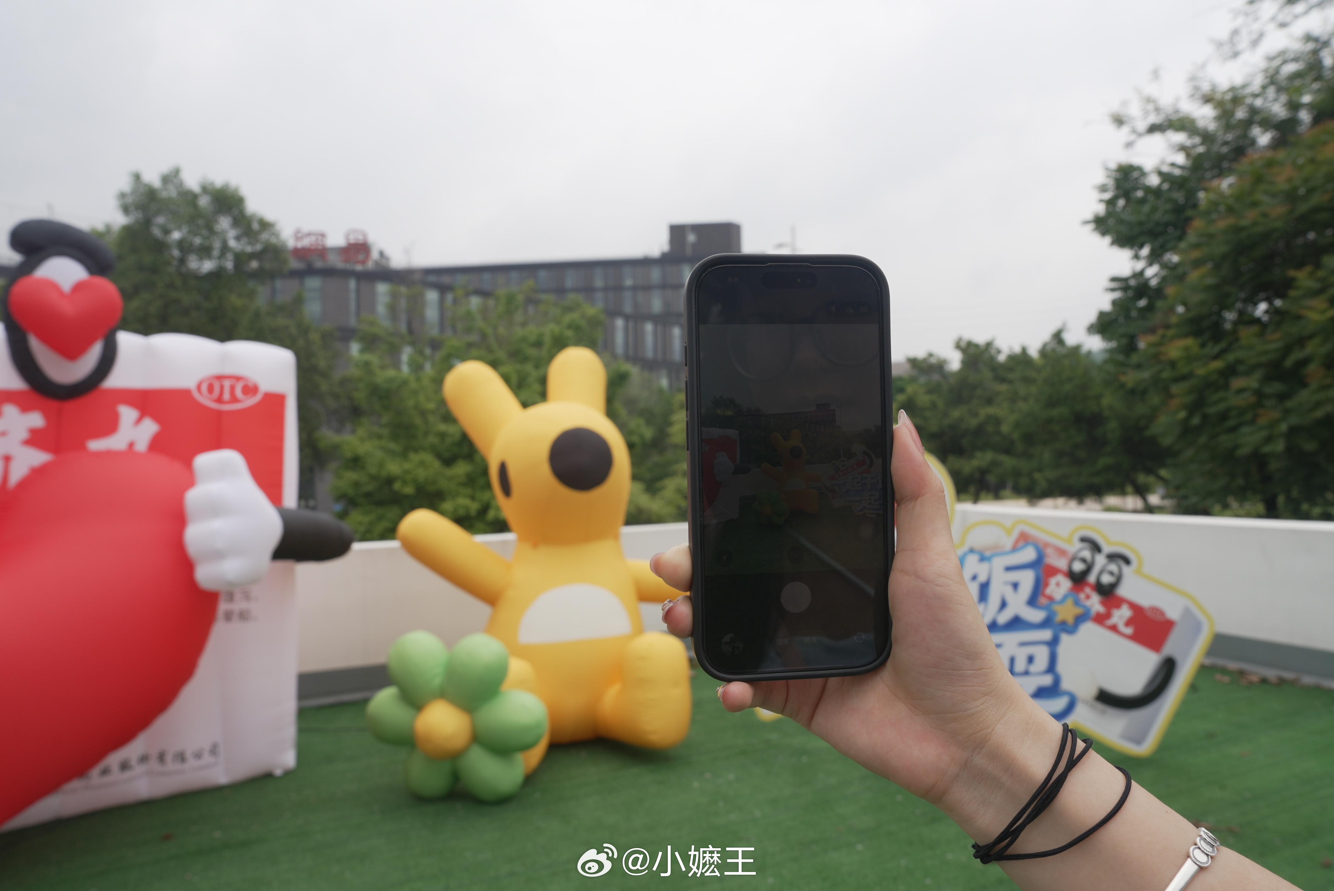 龙舟饭长什么样广州龙舟饭现场氛围感拉满，宴席长到望不到头，还有热闹舞狮助兴。宾客