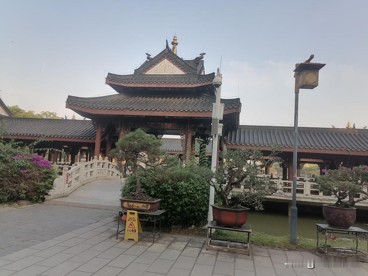 亭台楼阁，精美古典建筑，有假山有盆景，挺好看！