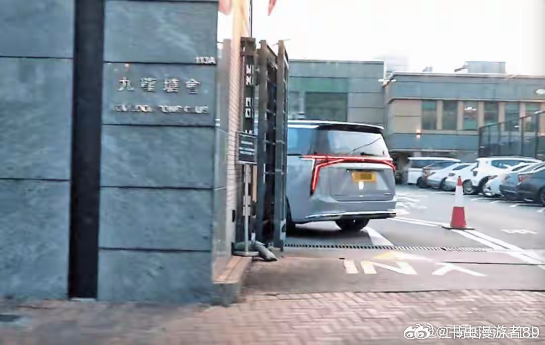 曝廖碧儿新恋情廖碧儿新恋情 刘恺威前女友47岁廖碧儿新恋情曝光，男方戴眼镜斯文稳