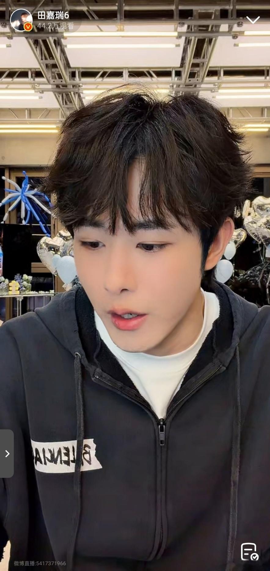 田嘉瑞生日直播田嘉瑞这生日过得也太有意义了！直播生图状态好到让人眼前一亮，没一点