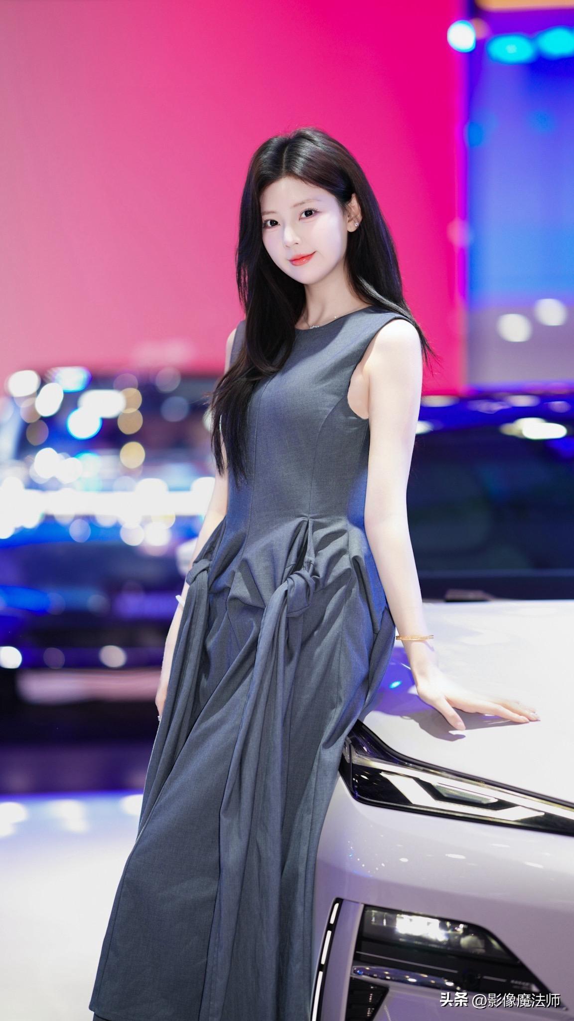 车展女神春晓，灰色长裙又美又飒。春晓车展