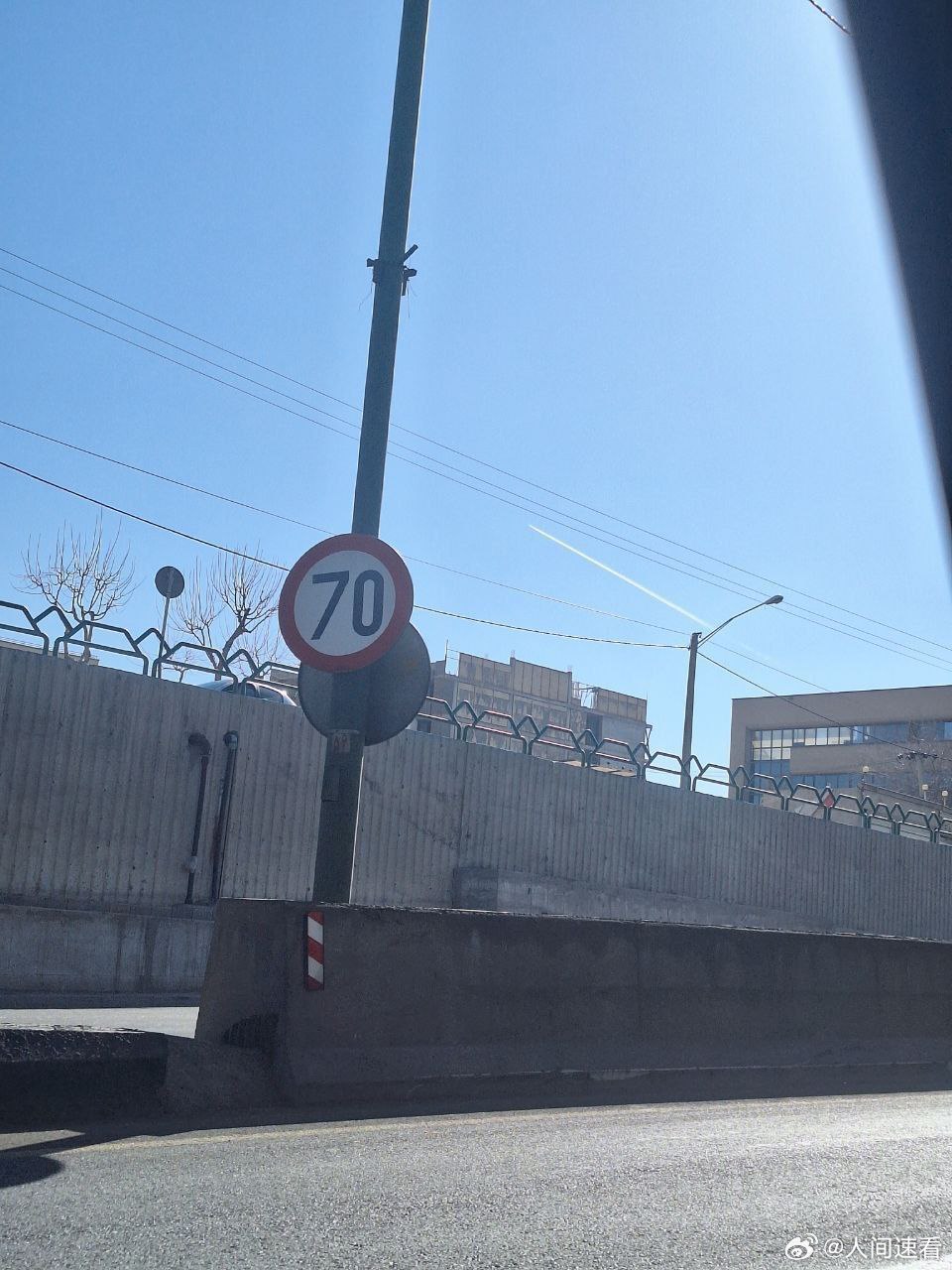 伊美谈判在阿曼开始举行在伊朗与美国的谈判仍在进行之际，伊朗卫队正在进行导弹测试。