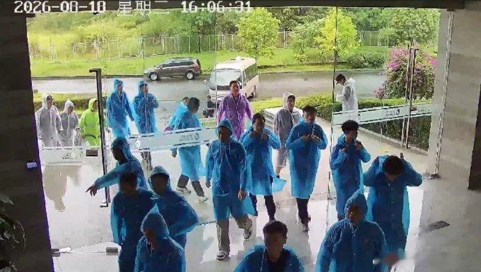 抢公章印章是企业经营的核心凭证，公章、合同章、党委印章一并被夺走，会直接冲击海威