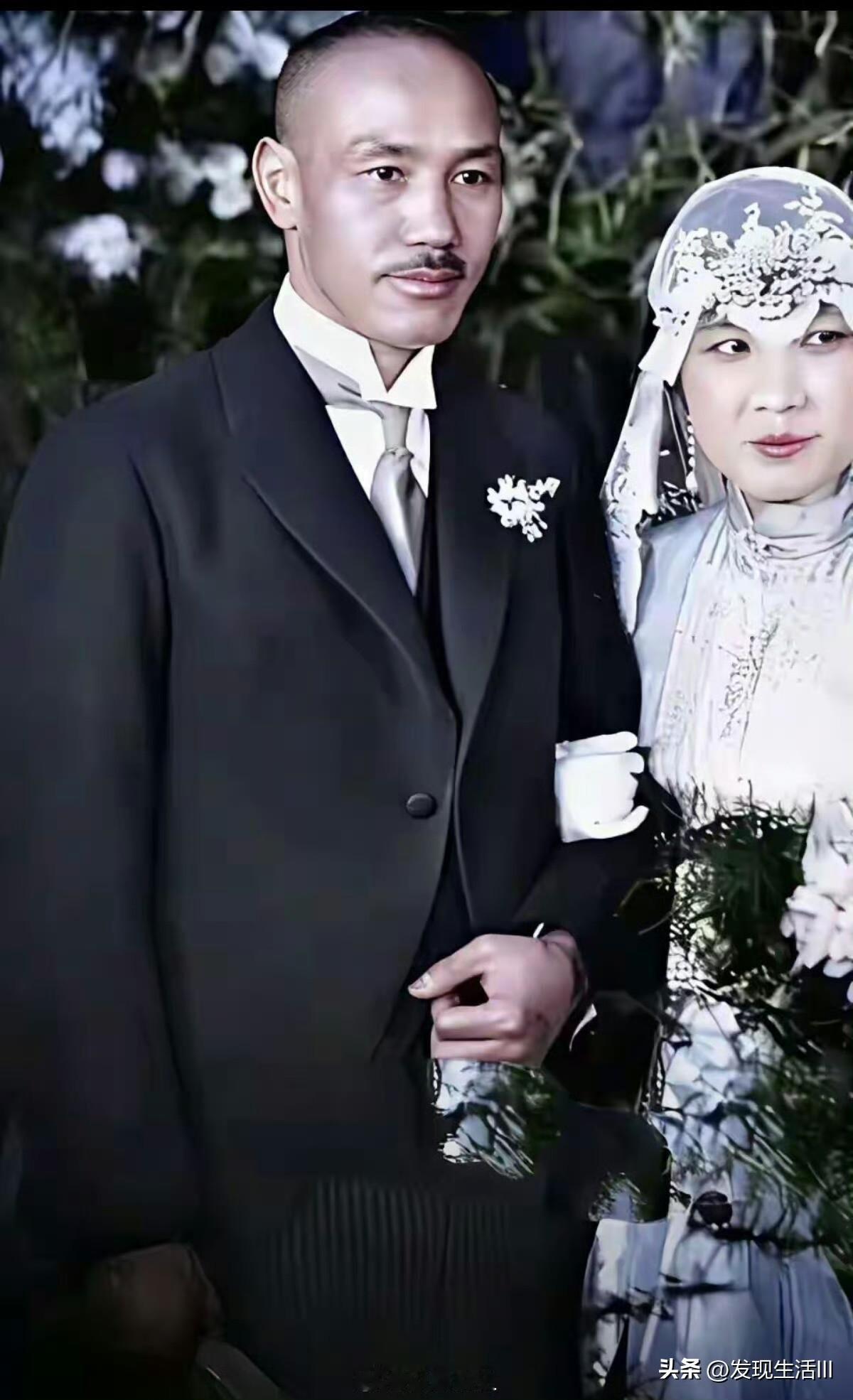 1927年，蒋介石与宋美龄在上海外滩大华饭店婚礼合影。

蒋介石身着西式礼服，宋