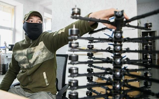 乌克兰国防部表示,俄罗斯计划今年生产700多万架FPV无人机,比去年增加300万