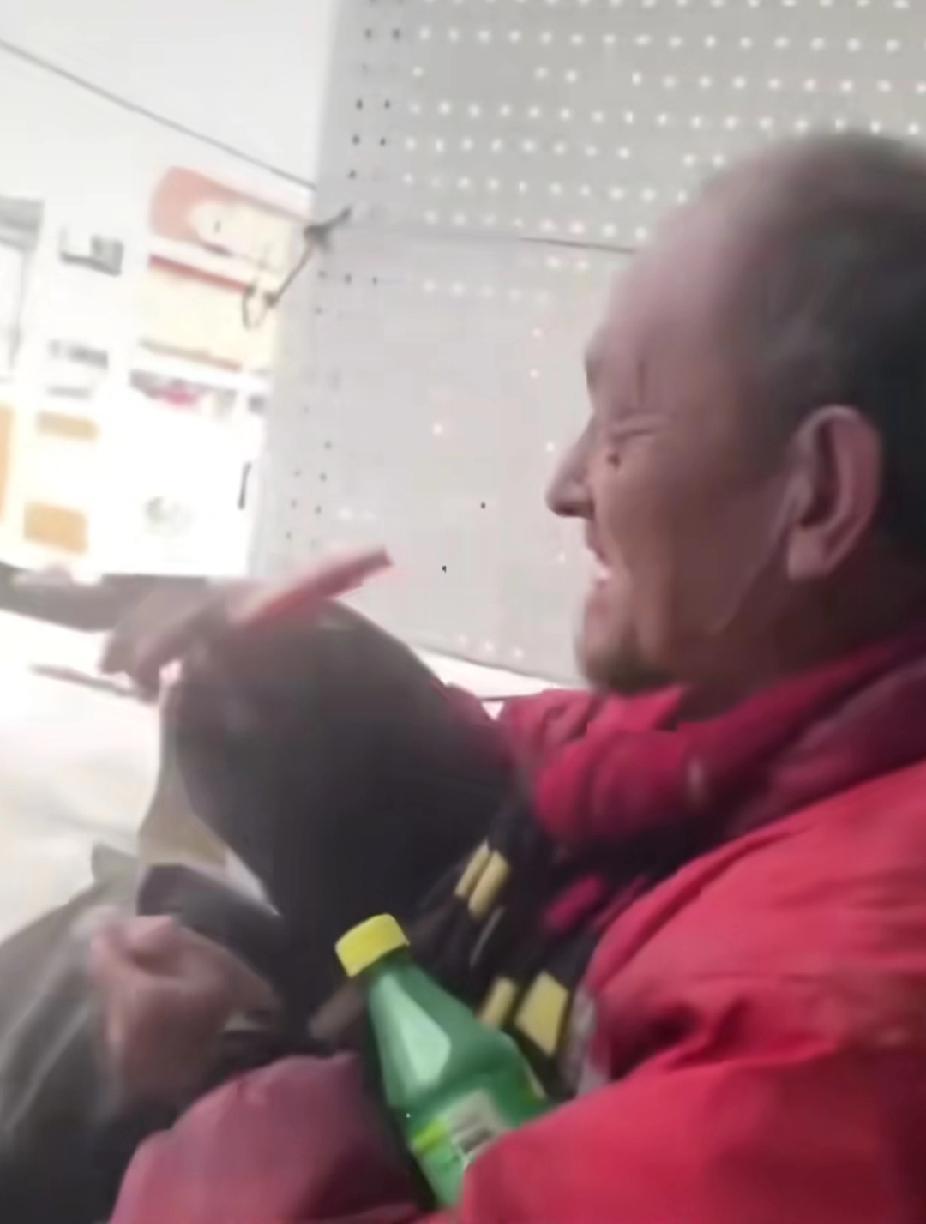 一位高三学生男孩，突然来到卖烤肠的摊主大姐面前加微信，说出的原因，让人瞬间感动泪