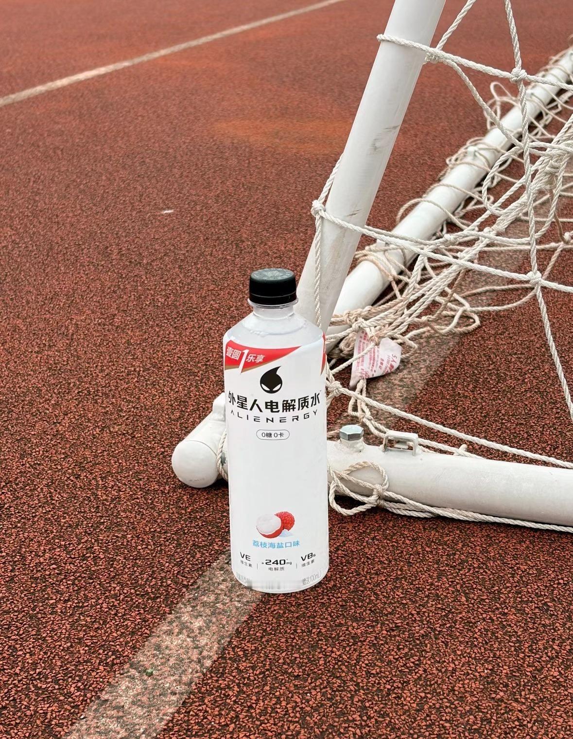 专家提醒高温做对专业补水 最近几年，越来越多人，到了夏天都开始改喝电解质水了。因