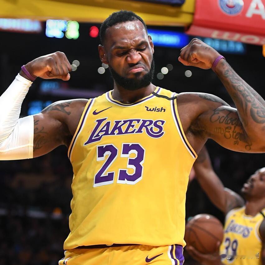 惨！富保罗被詹姆斯连累！
NBA顶尖经纪人富保罗在节目里爆料，有些现役、退役的N