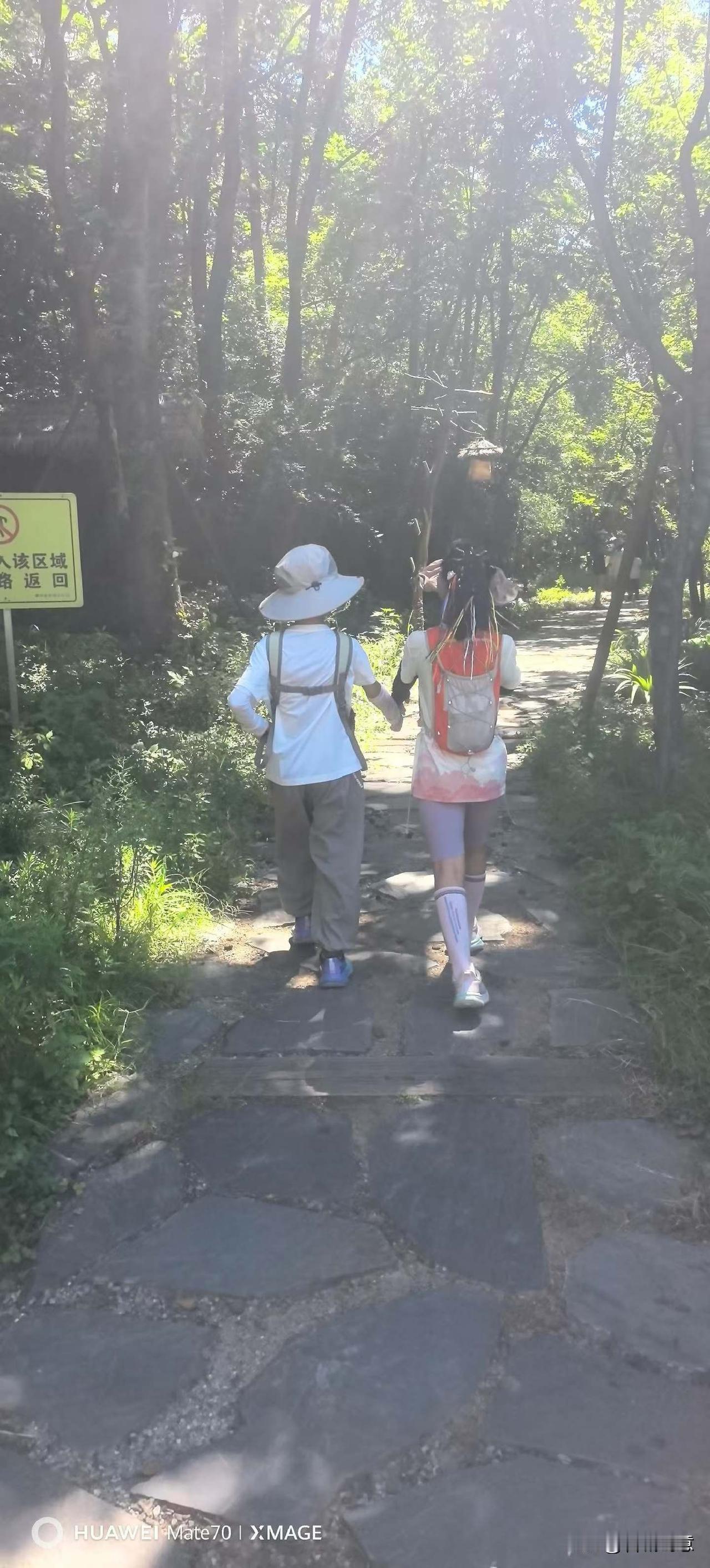 顶着大太阳爬烂柯山，天气热到冒汗，孩子们一点不喊累，一路上说说笑笑互相帮忙，看着