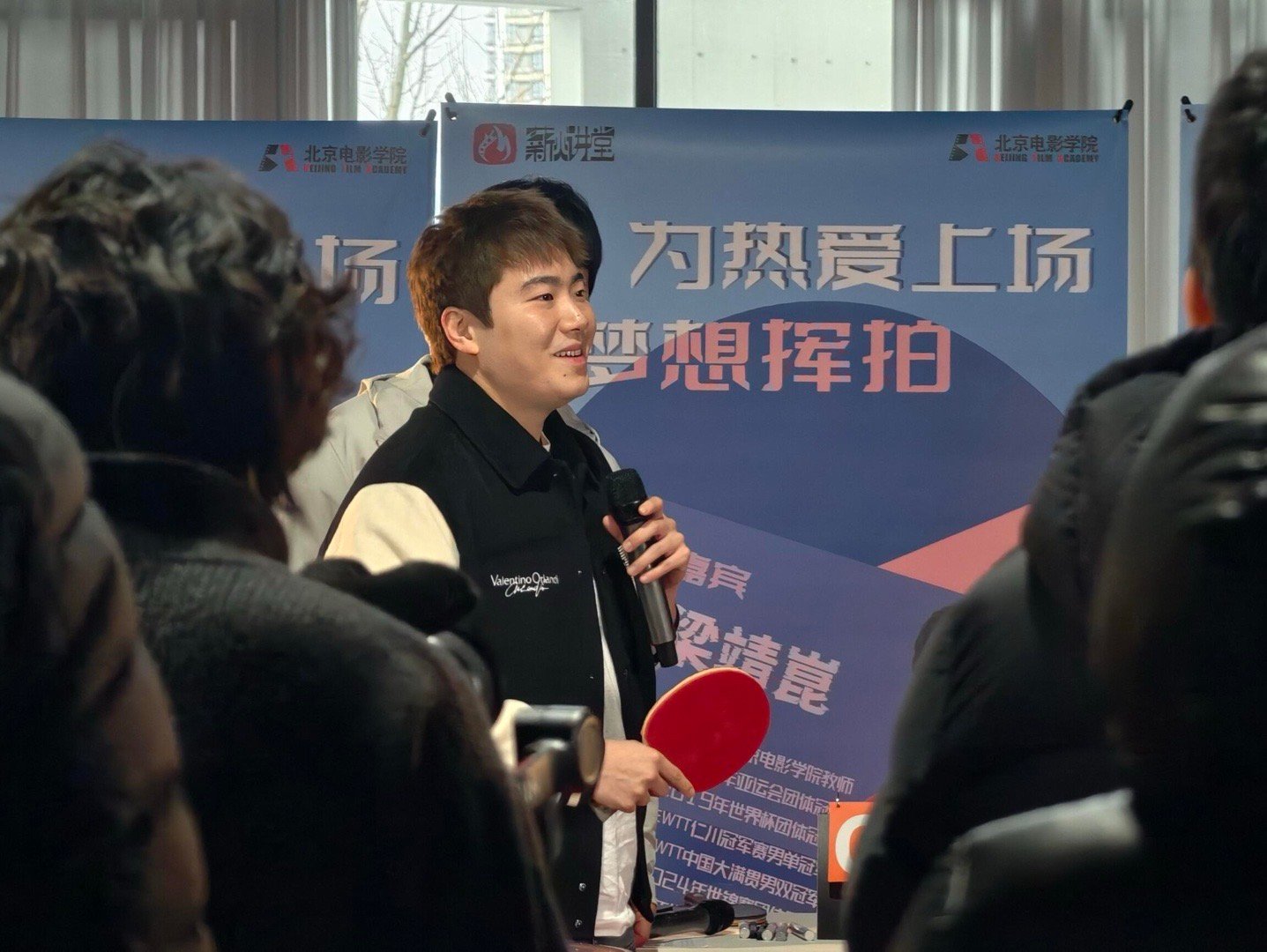 梁靖崑现身北电今天，梁靖崑现身北京电影学院，教学生打乒乓球。据此前报道，北京电影