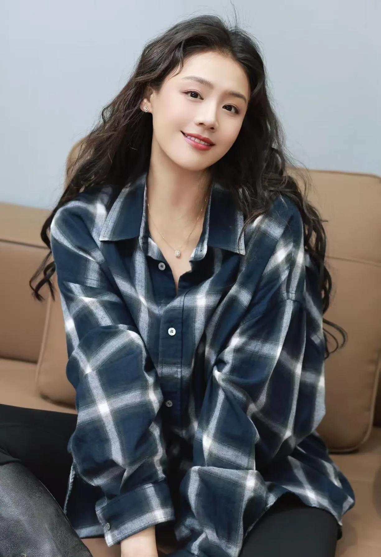 马思纯新造型，羊毛卷封神
 
马思纯新造型美炸了！一头羊毛卷复古减龄，格子衬衫穿