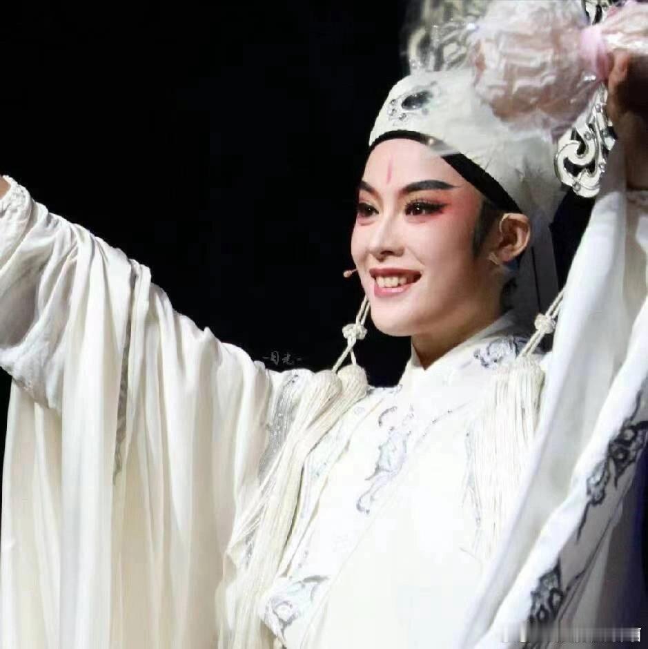 原来镖人女武一也是女舞一 可刚可柔，这样的陈丽君我根本无力抵抗啊！！《镖人》里她