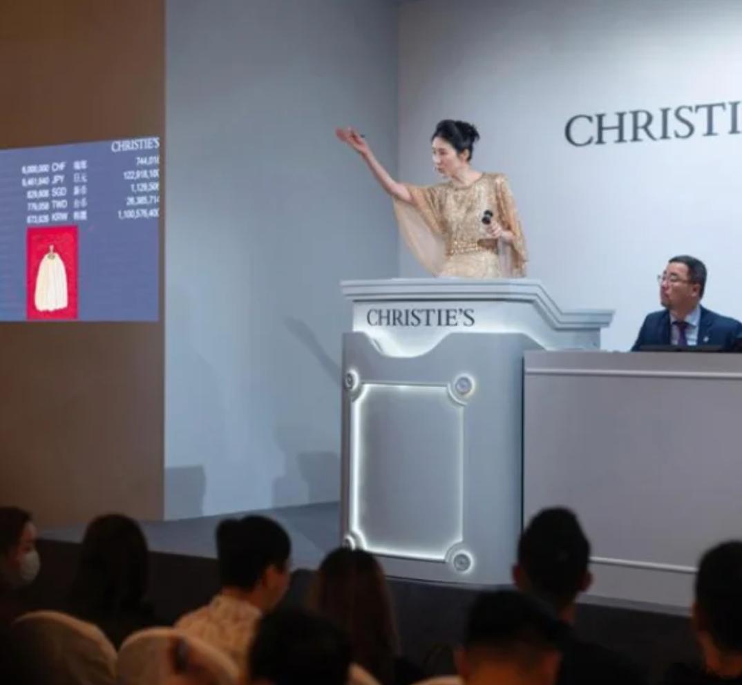 5月拍卖圈打成一锅粥了 之前感觉拍卖会台下坐的都是商业大佬，看看文玩字画，房产地