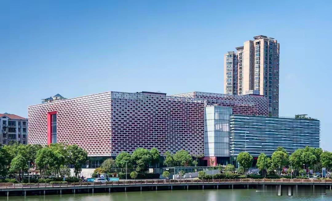 鄂州市民政务服务中心一站式集成办事，少跑腿少排队一网通办暖心贴心，便民高效惠及千