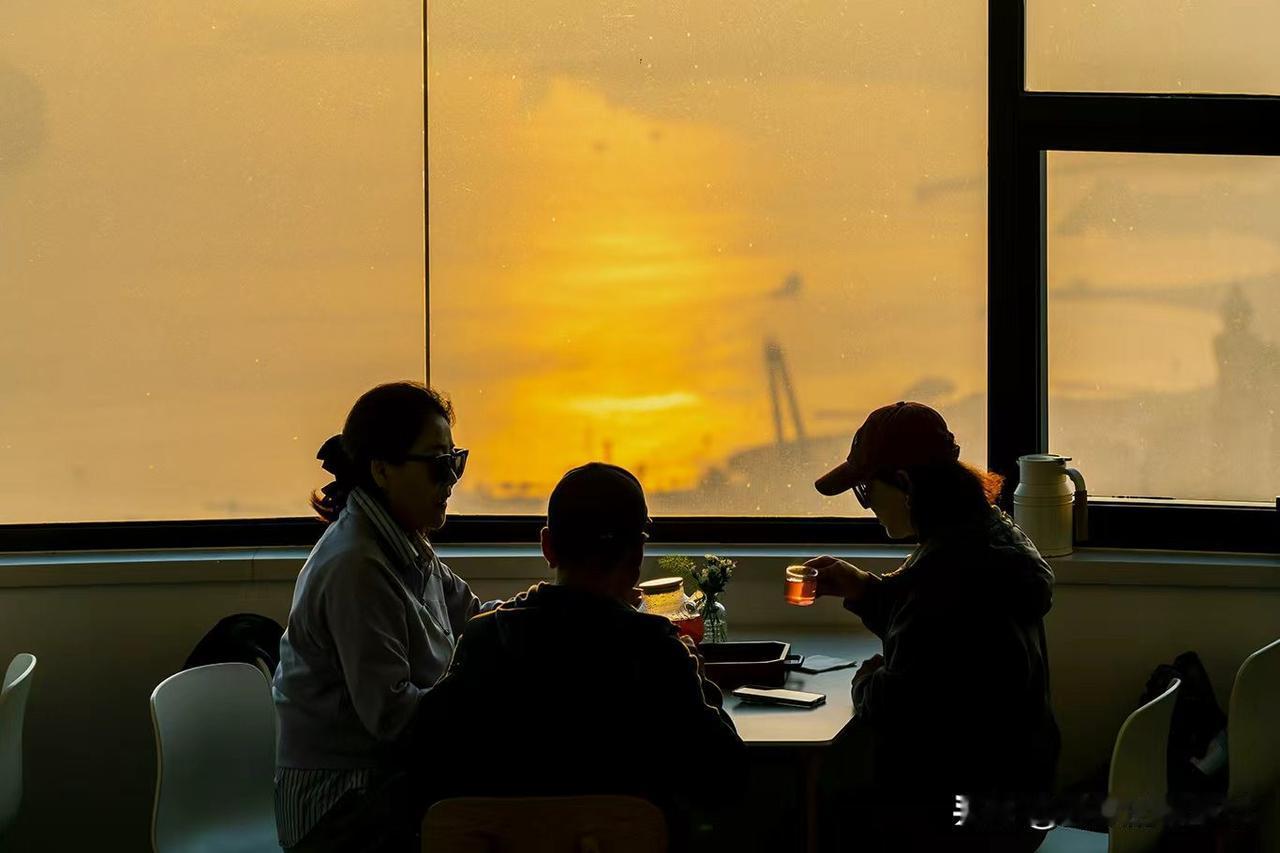 日暮降临，约几位好友，登上高山，煮一壶茶，看大海，看落日，看城市的夜景。互相之间