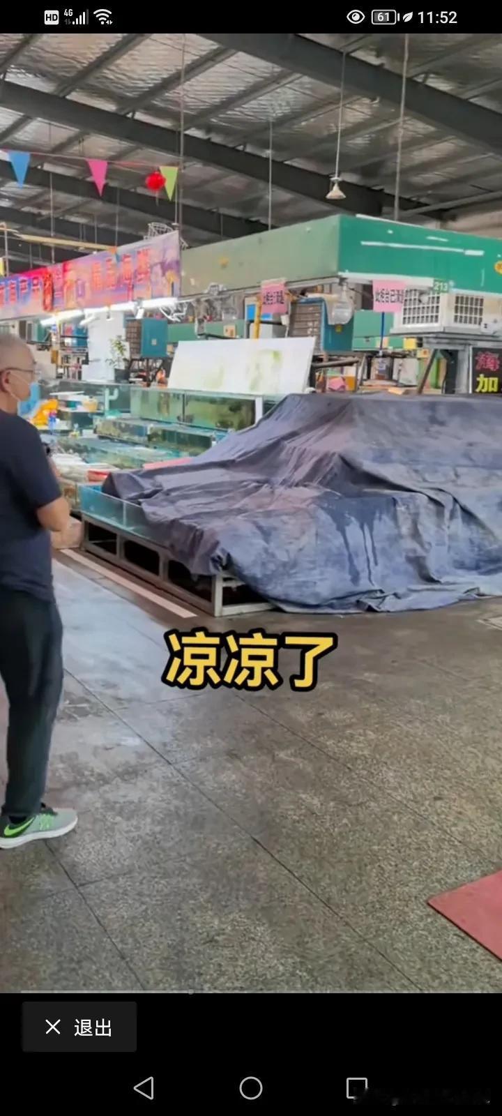 连云港海鲜蔬菜市场，因为狂飙兄弟买海鲜缺斤少两被围堵和抢手机事件火了。买海鲜的人