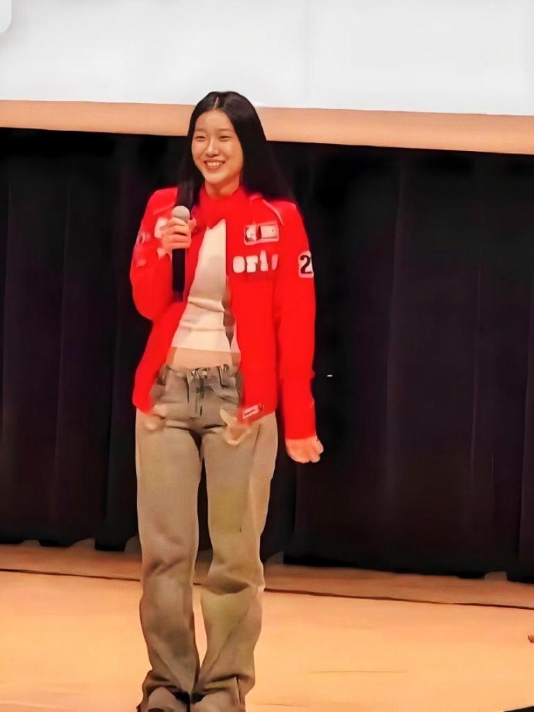 陈奕迅女儿要出道了？
舞台照清冷感拉满，
黑长直+甜笑撞脸刘亦菲，
这颜值直接能