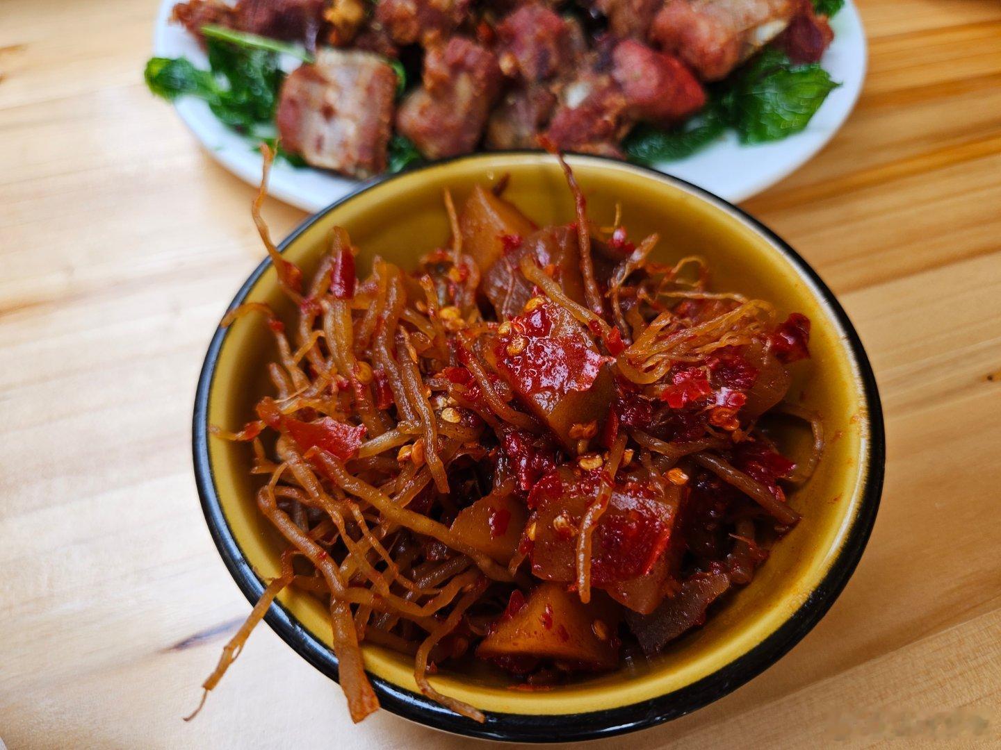 今天聚餐换一种菜，图五是经典！烤鱼是特色，玉米粑粑清爽又好吃😋 
