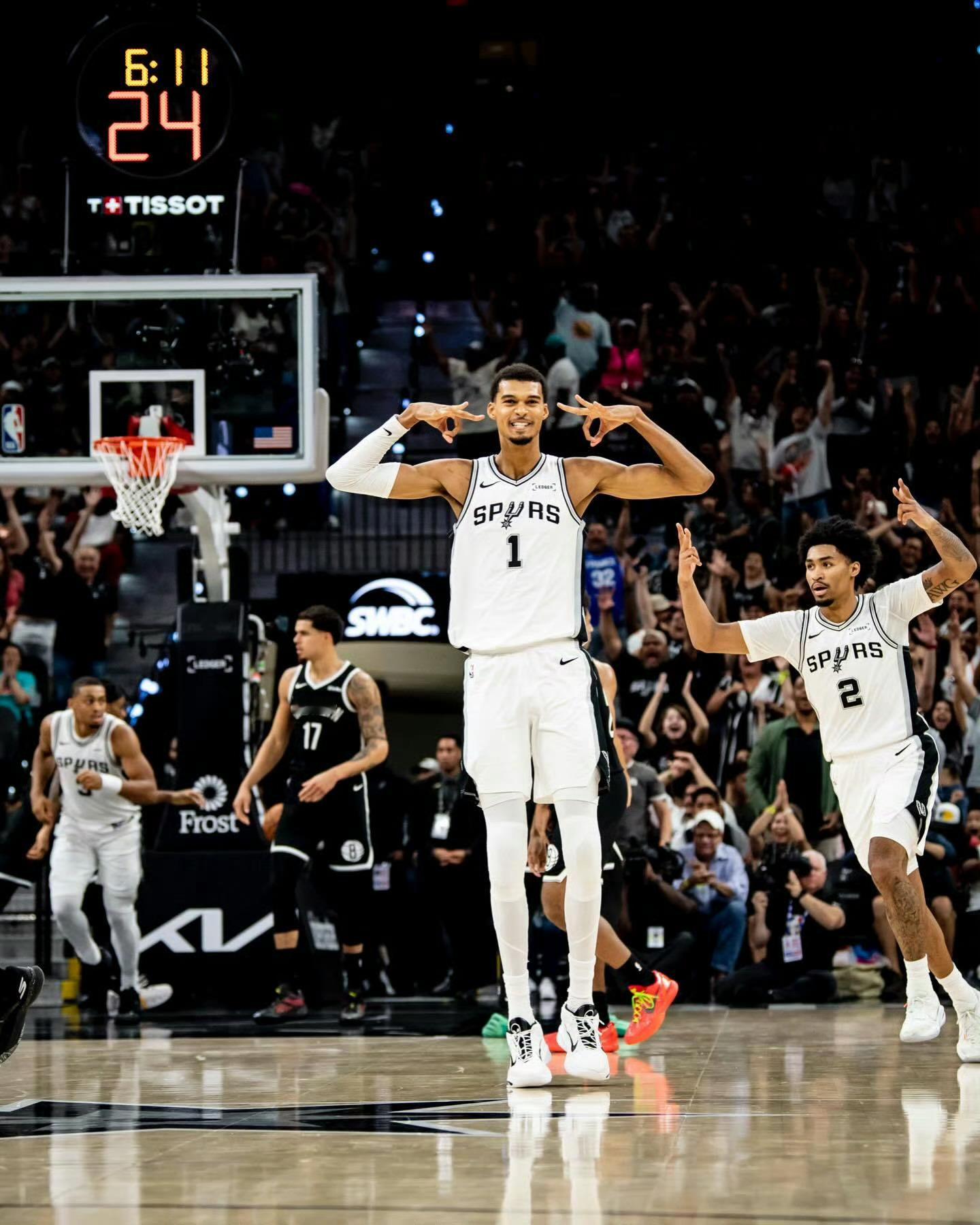 文班亚马今天全程参与了球队训练，其中也包括5v5对抗他将随队前往孟菲斯，目前还是