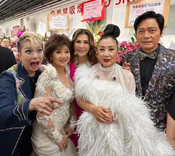 香港演艺圈久负盛名的前辈同框：

画面中80岁的仙杜拉穿着深蓝西装，浅黄色头发抢