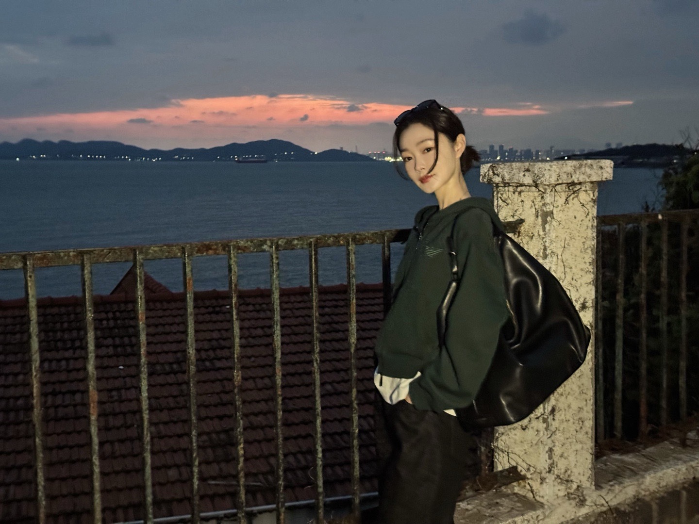 连晚风都偏爱宋轶 宋轶这组傍晚随拍也太治愈了！暮色渐暗，她穿黑色运动装漫步，风把
