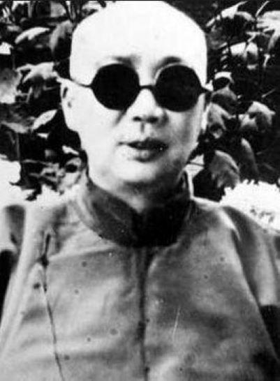 1913年，大内总管小德张突然对五格格说道：格格，现在大清朝已经完了，嫁给我吧！