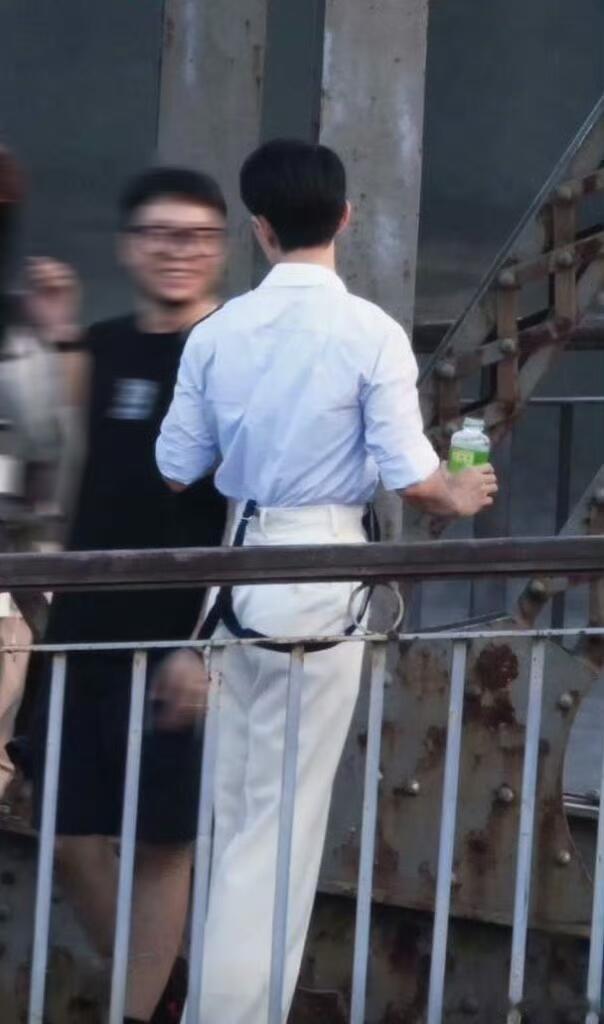 这个垂下来的裤子背带，哇性感[憧憬] 肖战 ​​​