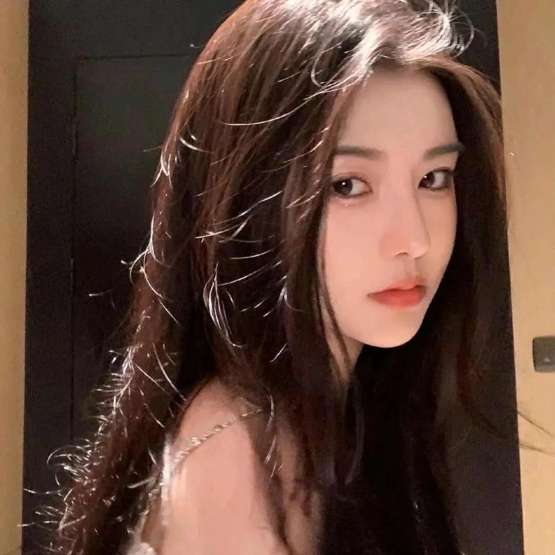 温柔的长发，静谧的夜晚，美得让人心醉。