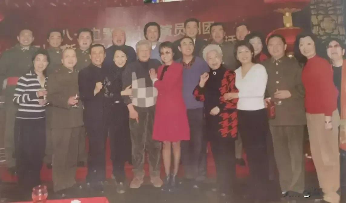 八一厂演员大合影
王心刚老师右手边应该是李岚吧，左手边不知是谁？同一个团的，怎么