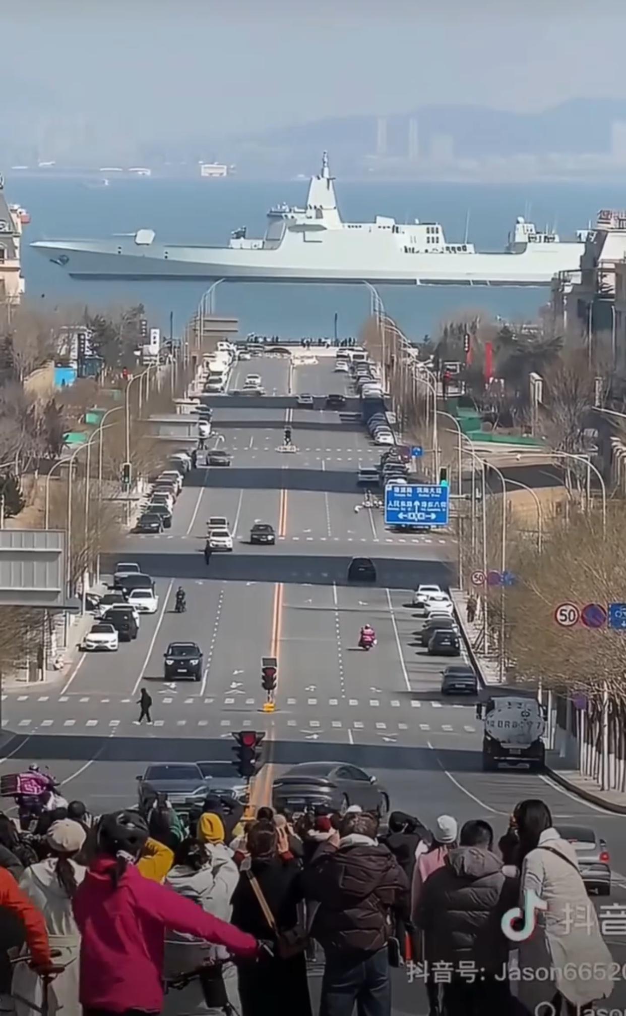 大连的港东五街，拍到的055万吨大驱霸气路过，给人的震撼感十足！