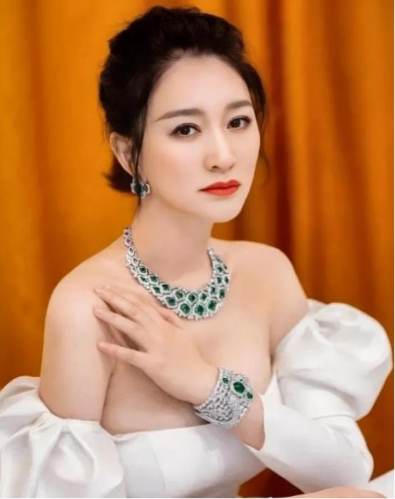 2010年，李小冉被前男友用艾滋针头抵住喉咙吓得她哭泣求饶，他放过了李小冉，转身