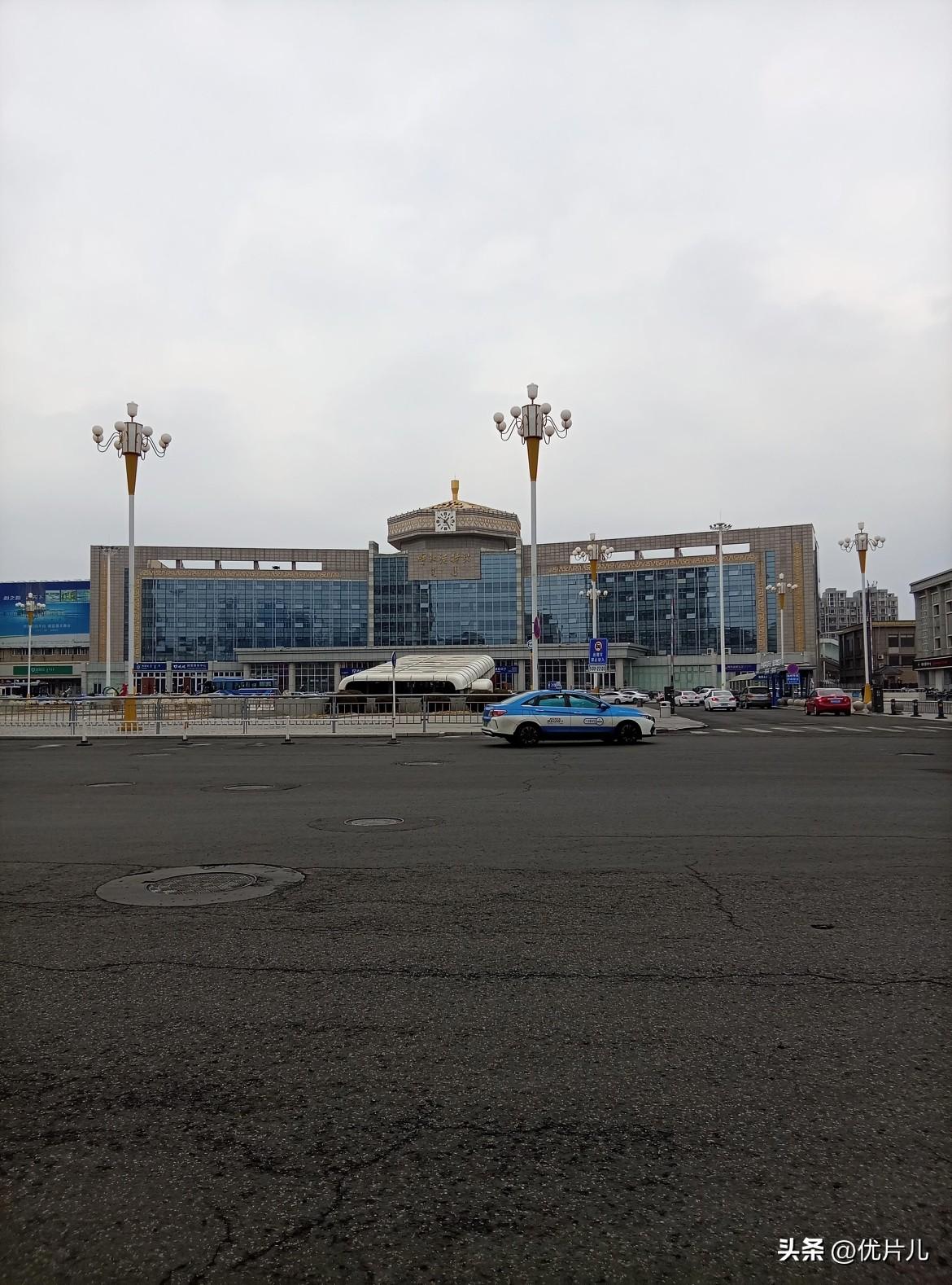 站在呼和浩特站前，蒙汉双语的站名与穹顶造型，都在诉说着这座草原城市的独特风骨。阴