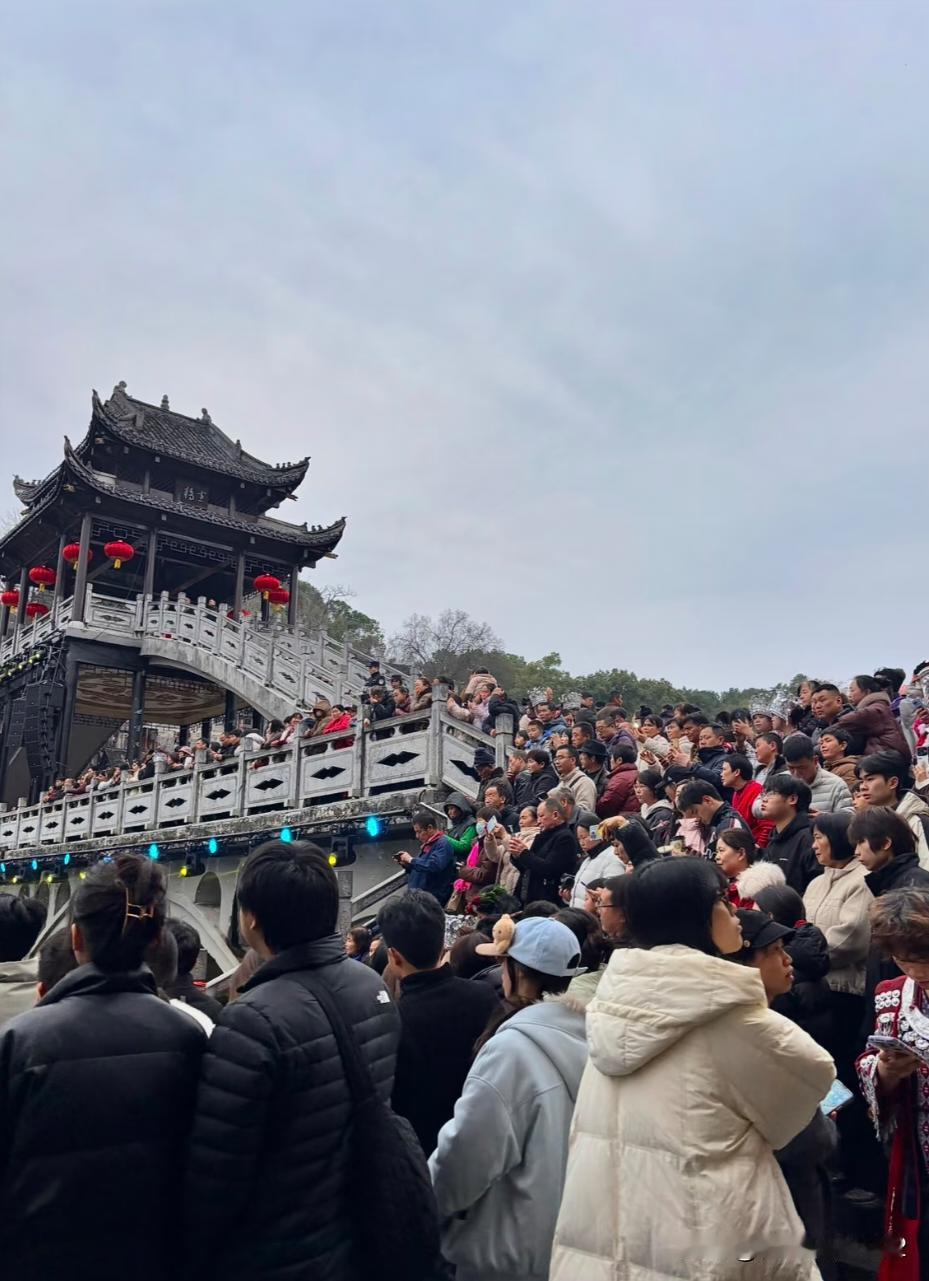 最近想来凤凰古城的别来了，真的很挤了，我求你们了昨天回家，出站的人一大堆，路上堵