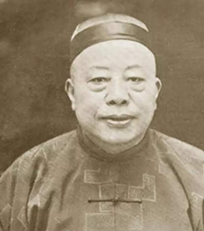 1921年，杜月笙带着30000大洋来找卢小嘉，求他放了黄金荣，但卢小嘉却说道：