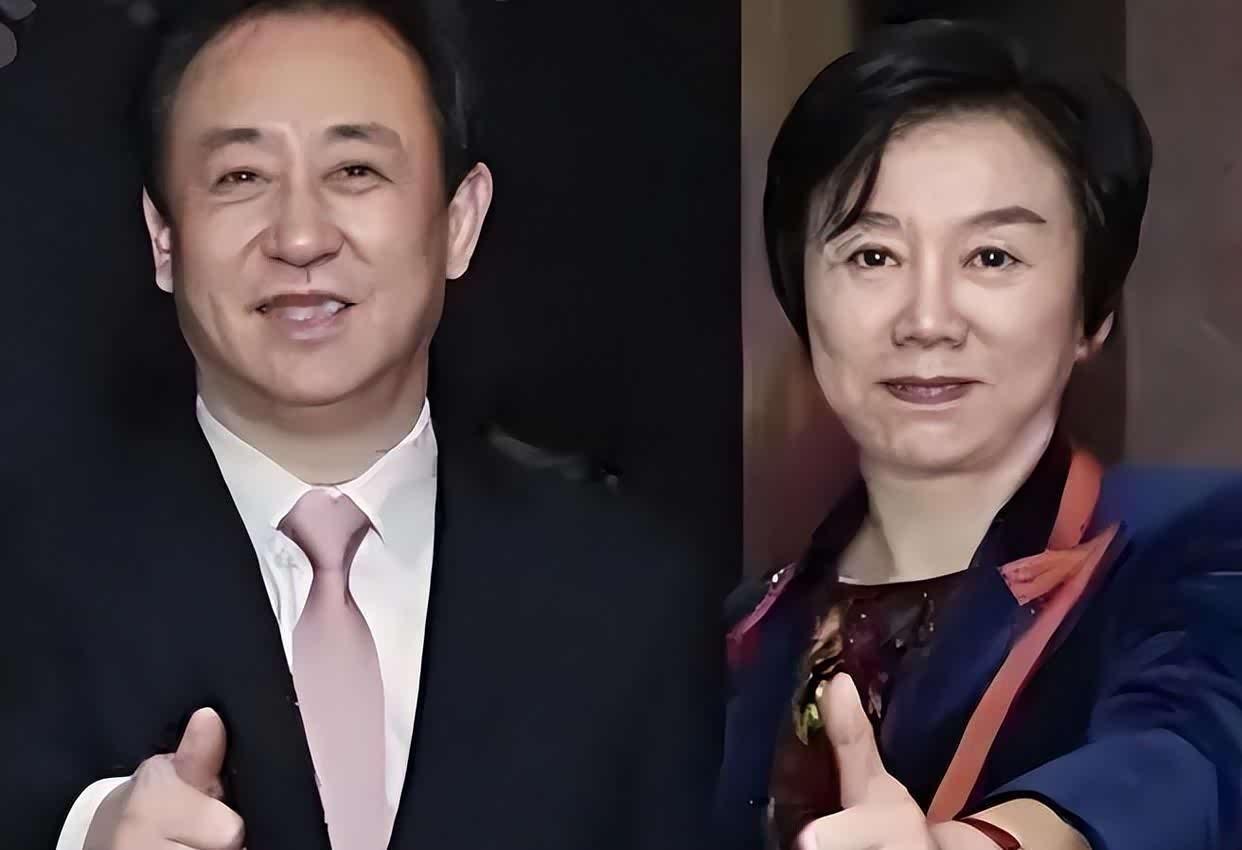 远在英国的丁玉梅，看到老许父子三人被宣判的消息，尤其是看到相伴了近40年的枕边人