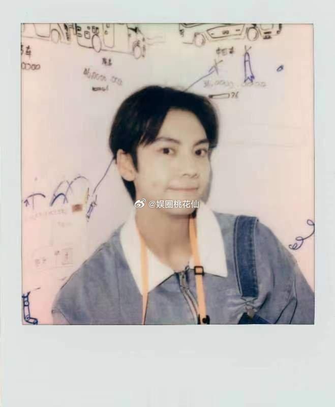 #九岁摄影师拍的陈伟霆# 笙笙镜头下的陈伟霆🈶️童趣涂鸦墙配上复古拍立得，太会