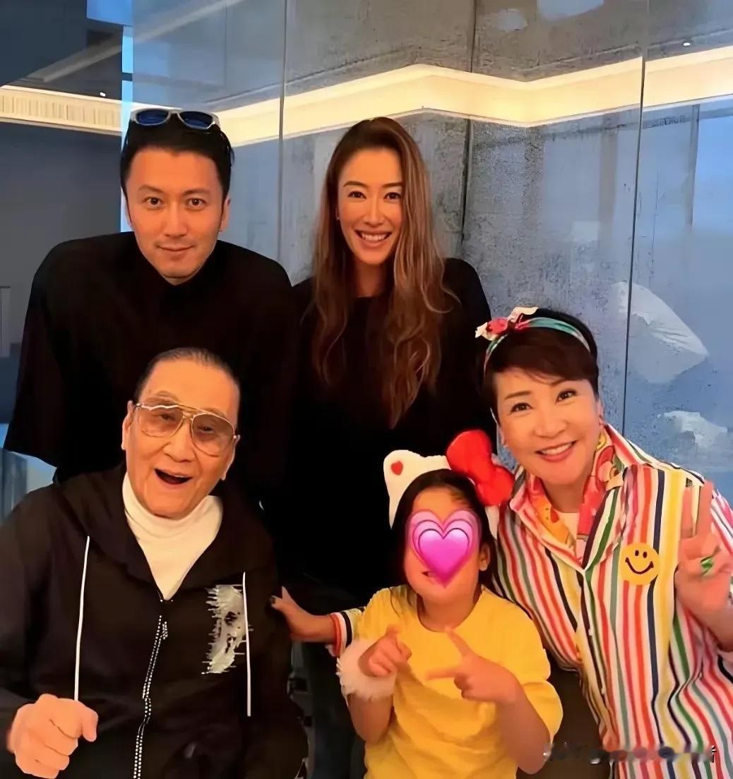 谢霆锋遗传了父亲的良好基因，都长的这么帅