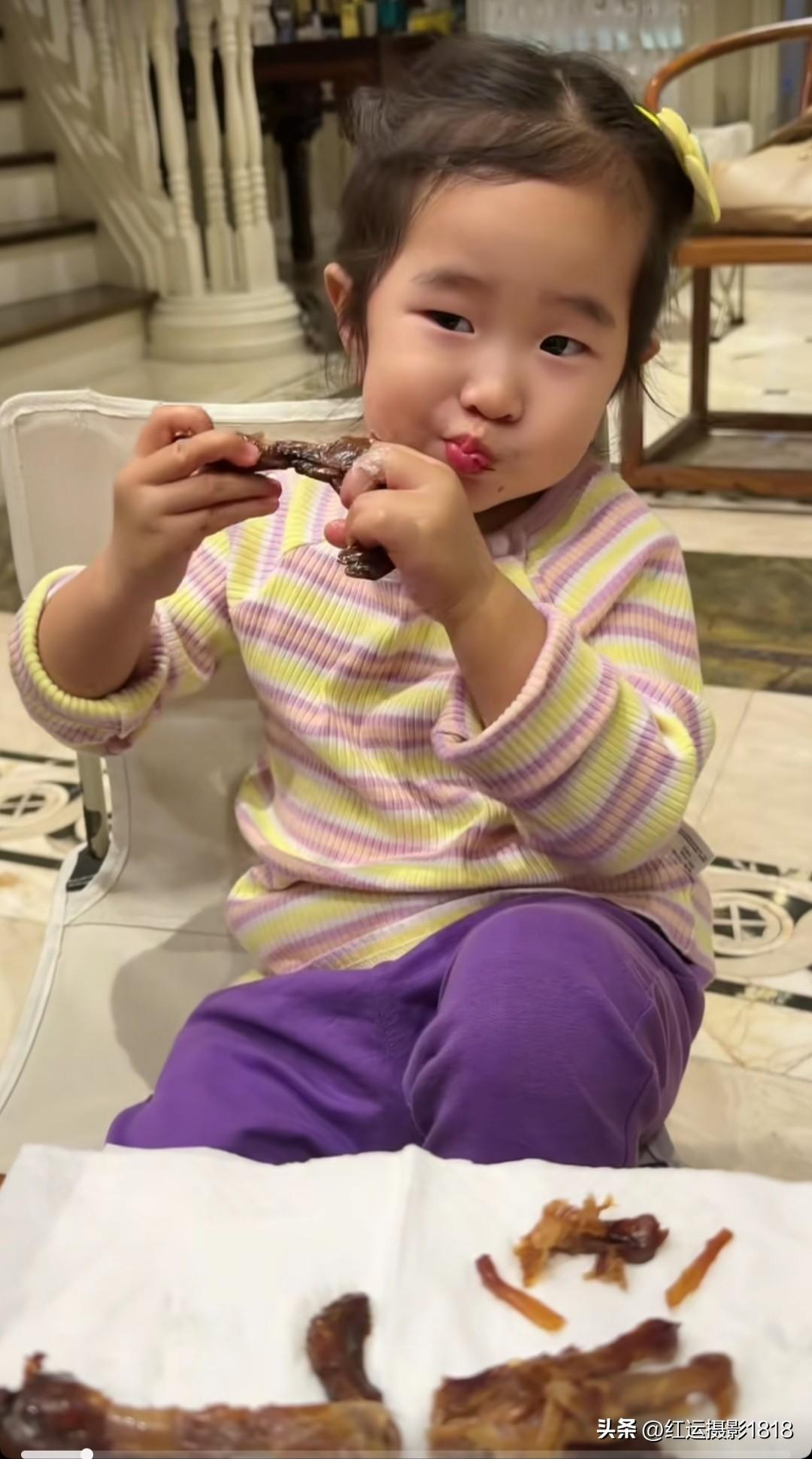 张纪中导演家的小龙珠啃鸭爪越吃越上瘾，这是卤鸭吗？感觉很好吃的样子。

龙珠和妈