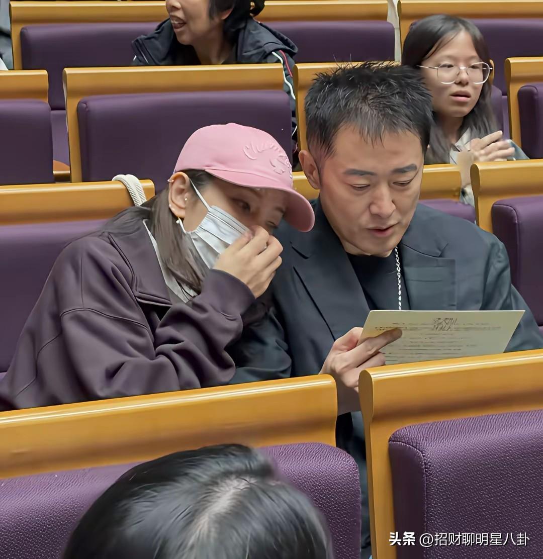 任泉李冰冰现身清华大学讲座，没想到以前的翩翩公子孙公策也老了，头发都快秃了，真的